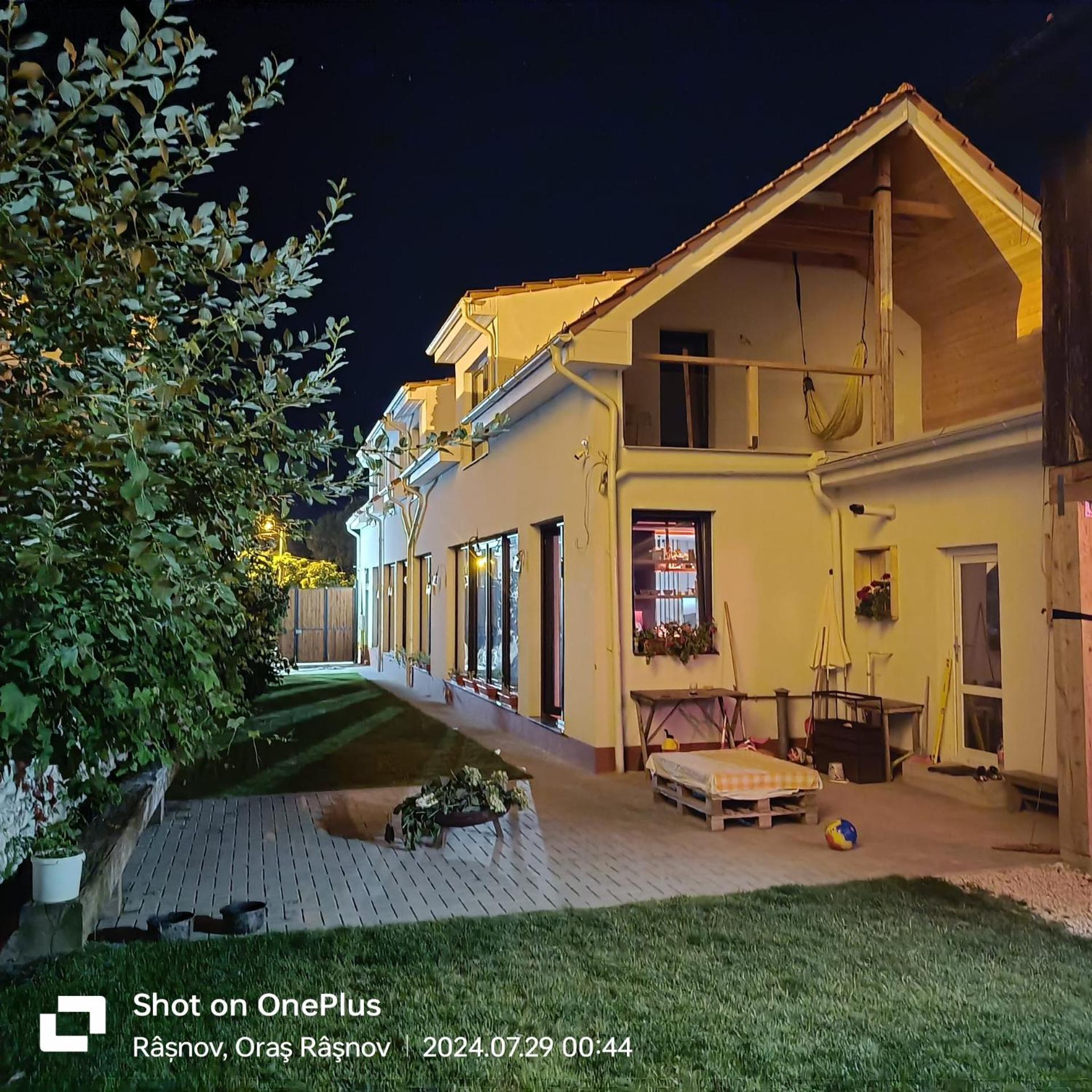 Imperfect House Hotel Risnov Exterior photo
